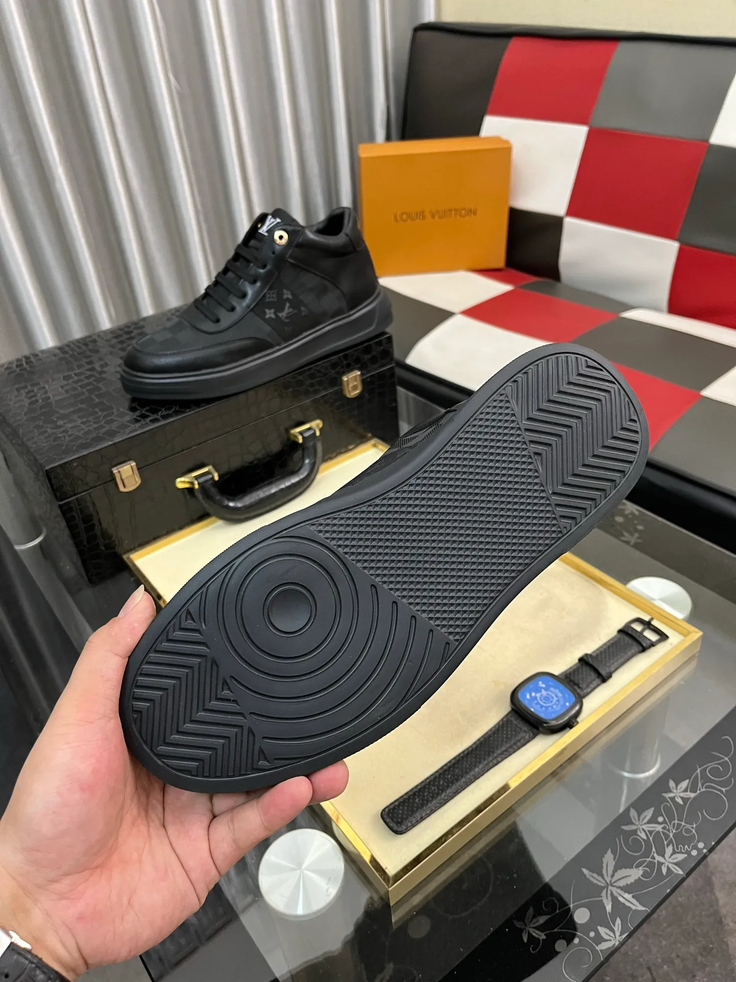 Men's shoes💰: 420⌚️⌚️"LOUI* VUITTO*" popular men's casual shoes, genuine Italian development💯purchase level quality✔️The upper is made of first-layer cowhide, comfortable and soft sheepskin foot pads⚡️Fashionable and versatile. The toe last shape is firm and full, and the soles are made from LV original molds and can be moved in and out of the counter at will. Light and comfortable on the foot~purely handmade, details determine quality! Size:38-442️⃣Colors available